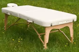 Massageliege weiß in grüner Wiese